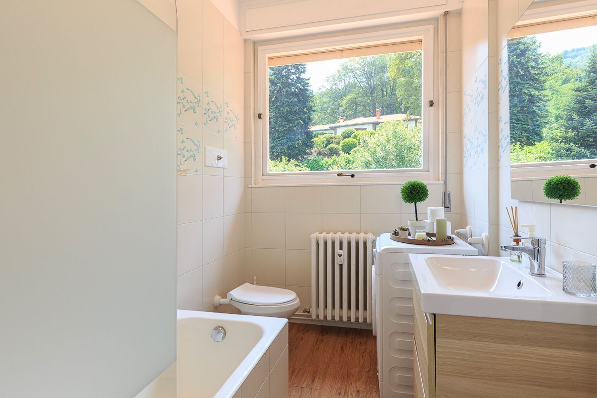 Duschwanne, Haartrockner, Handtücher, Toilettenpapier