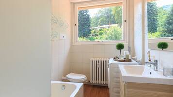 Duschwanne, Haartrockner, Handtücher, Toilettenpapier