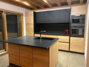 Een koelkast, een microgolfoven, een oven, een kookplaat