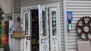 Een winkelgefacade met een bord waarop staat: '802 Spirits Vermont Liquor Store'.