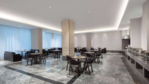 朝食 (ビュッフェ)、毎日提供 (有料)