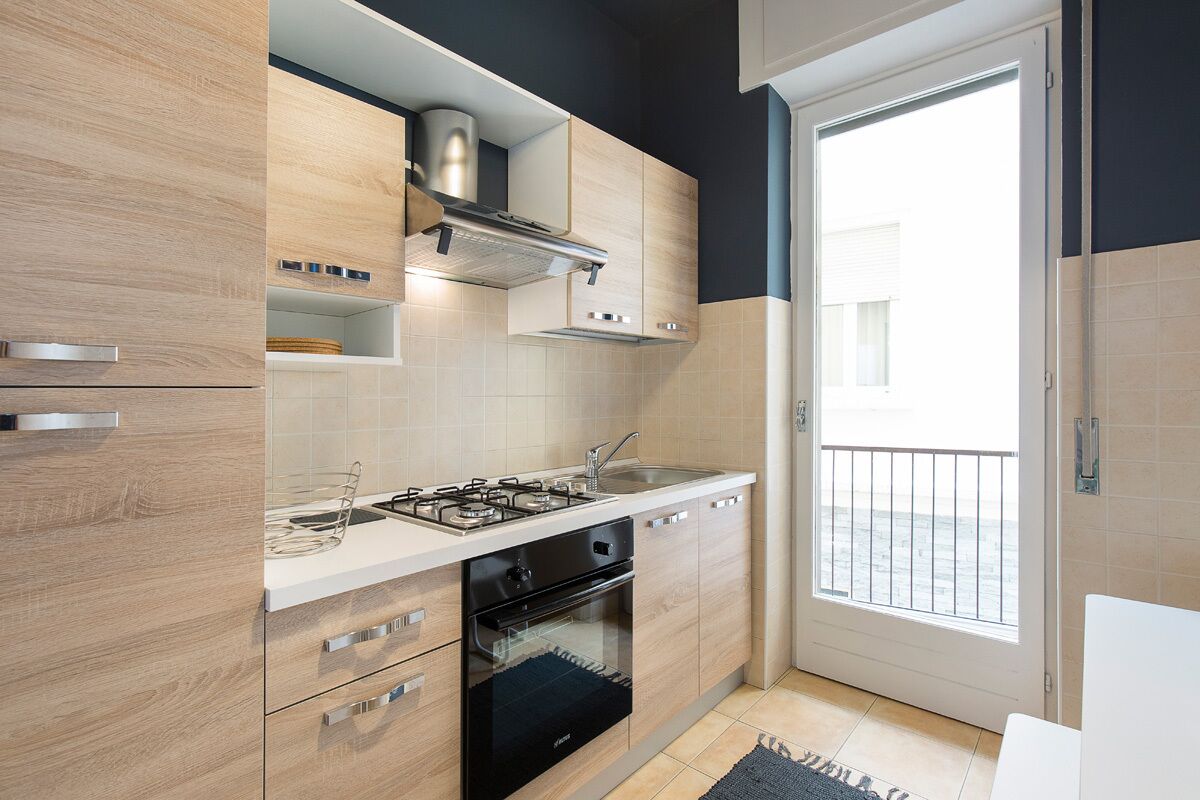 Kühlschrank, Ofen, Herdplatte, Wasserkocher mit Kaffee-/Teezubehör