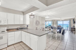 Een koelkast, een microgolfoven, een oven, een kookplaat