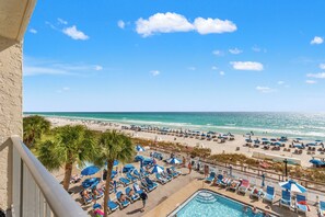 Un resort con piscina, playa y vista al océano.