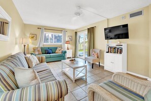 Smart TV - 3 Bedroom Standard Shoreline,  Steps to Beach; Pool! Sleeps 8!  First Floor Cond (Panama City Beach)