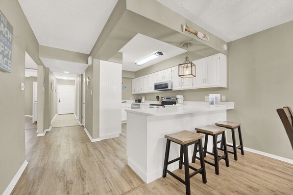 Jääkaappi, mikroaaltouuni, uuni, liesi