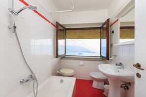 Suihkun ja ammeen yhdistelmä, hiustenkuivaaja, bidee, pyyhkeet