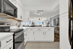 Geladeira, micro-ondas, fogão, cooktop