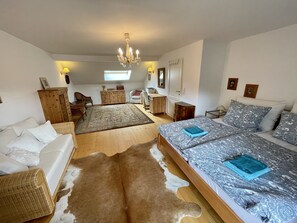 3 makuuhuonetta, silitysrauta/-lauta, ilmainen Wi-Fi, vuodevaatteet