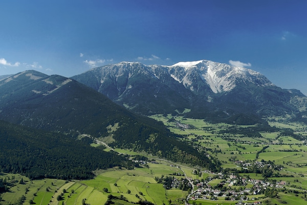 Puchberger Tal mit Schneeberg / Haus etwa mittig / ©Wiener Alpen/Franz Zwickl
