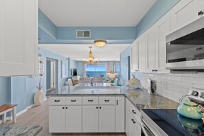 Geladeira, micro-ondas, fogão, cooktop