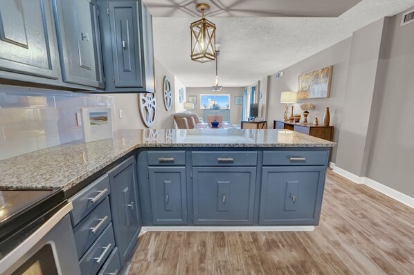 Jääkaappi, mikroaaltouuni, uuni, liesi