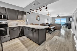Geladeira, micro-ondas, fogão, cooktop