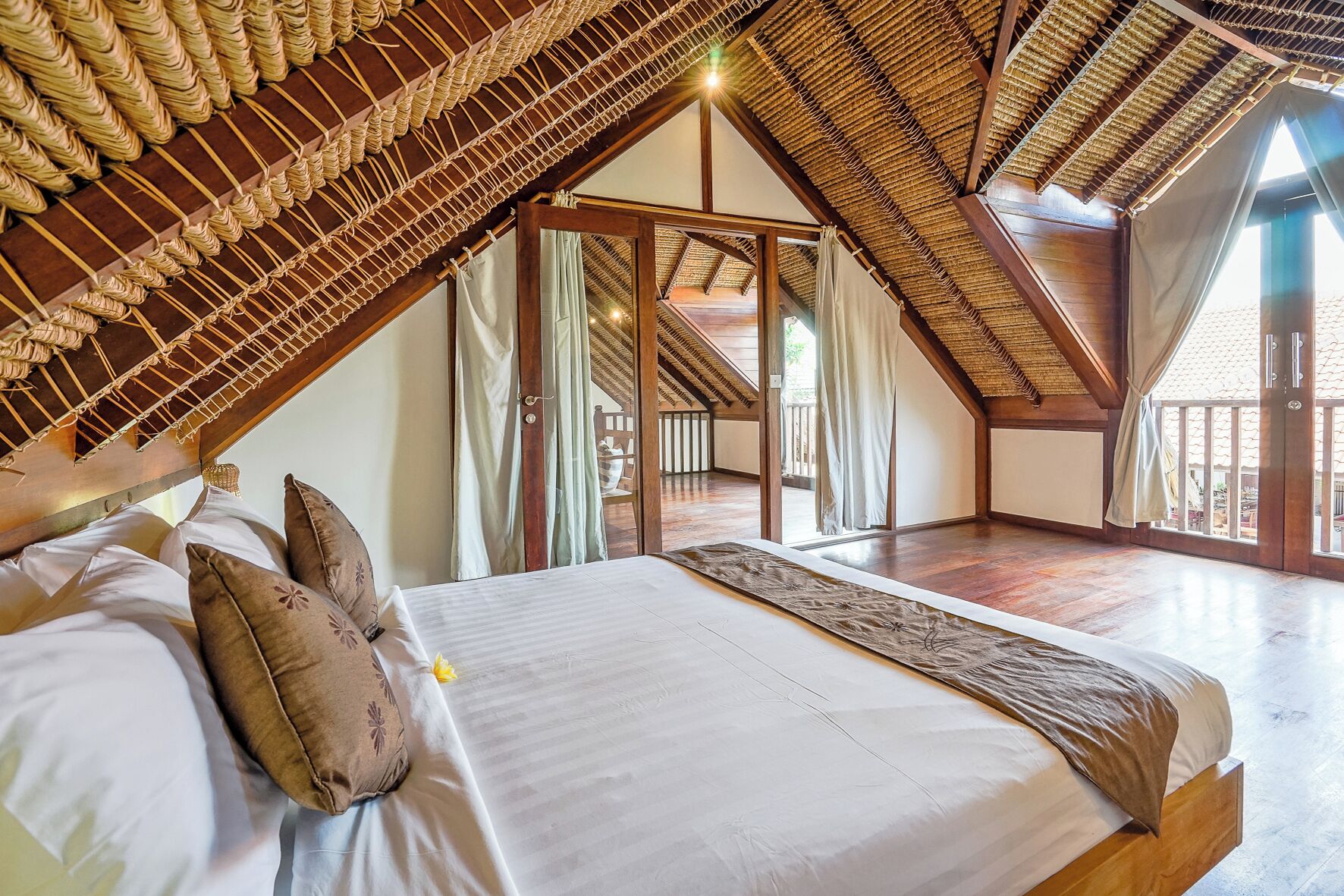 5 chambres, coffres-forts dans les chambres, lit parapluie