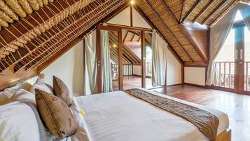 5 chambres, coffres-forts dans les chambres, lit parapluie