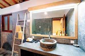 A bathroom with a stone sink, a wooden ladder, and a large mirror. - Large 5 bedroom villa with big pool - Seminyak (Seminyak)
