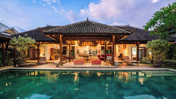 A house with a swimming pool, a covered patio, and a kitchen area. - Large 5 bedroom villa with big pool - Seminyak (Seminyak)