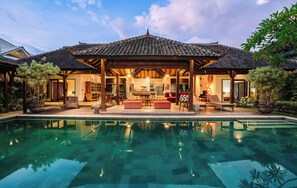 A house with a swimming pool, a covered patio, and a kitchen area. - Large 5 bedroom villa with big pool - Seminyak (Seminyak)
