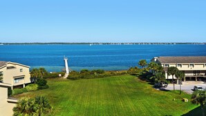 Vista costera con césped, un muelle y un edificio con el número 5.