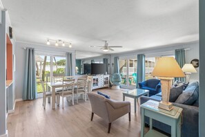TV - Golf Course Destin Condo w/ Beach Service (Destin)