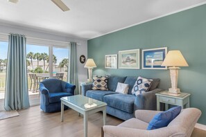 TV - Golf Course Destin Condo w/ Beach Service (Destin)