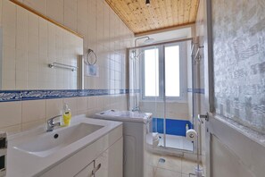 Combined shower/bathtub, hair dryer, towels, soap - Freedom 2 - Centro Histórico de Lisboa (2 quartos) (Lisboa)