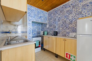 Réfrigérateur, four à micro-ondes, un four, surface de cuisson