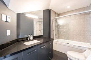 Ensemble douche/baignoire, sèche-cheveux, serviettes fournies