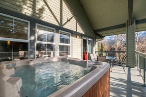 Outdoor spa tub - Private Hot Tub | Pets | Large deck | Free Parking (Whistler)