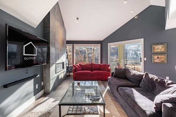 Télévision, cheminée