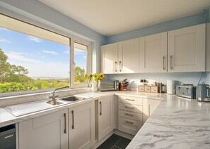 Oppvaskmaskin og høy barnestol