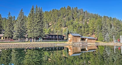 Red River Townhome with Balcony & Mtn Views!