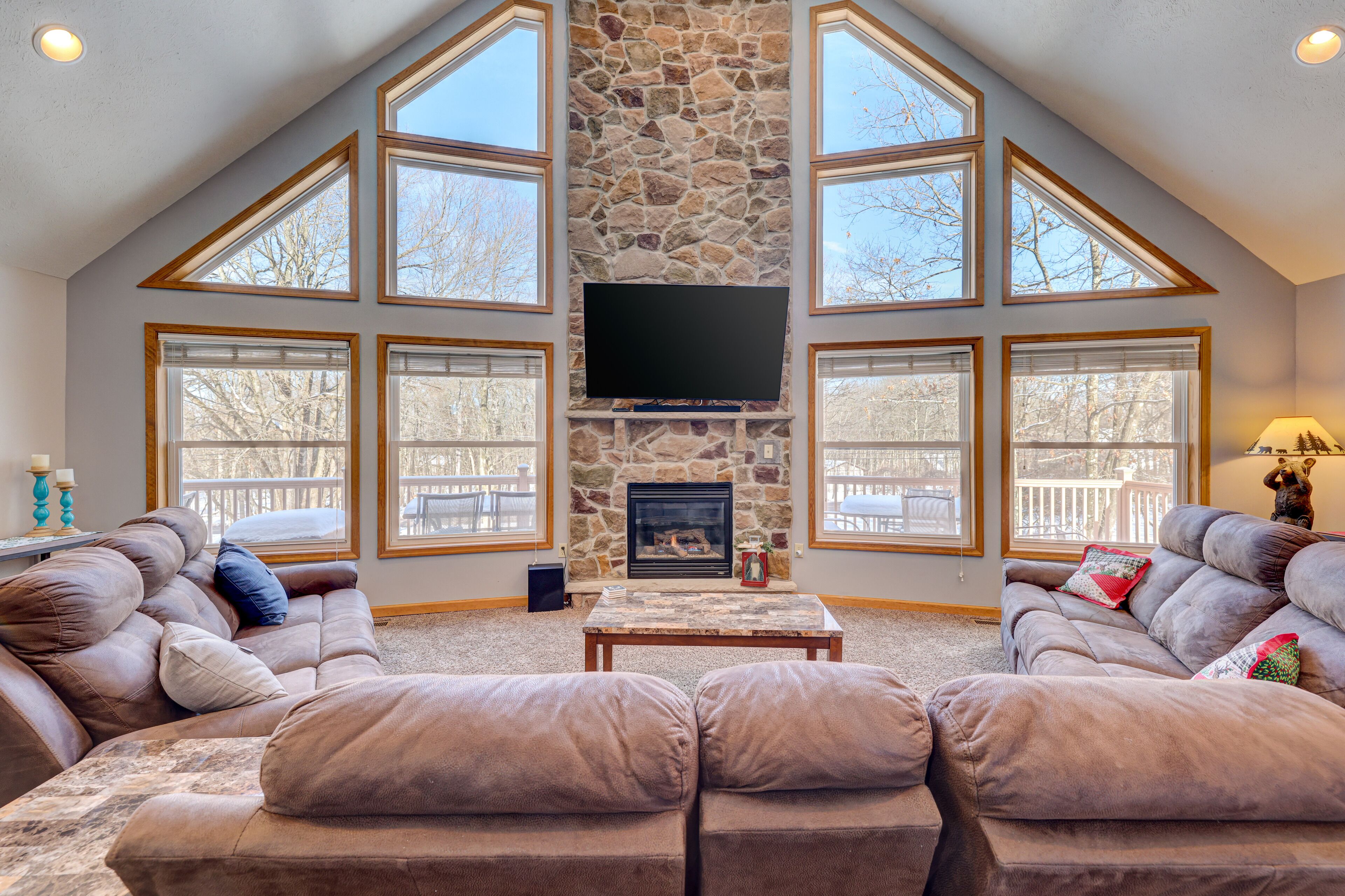 Smart TV, chimenea, videojuegos y tenis de mesa 