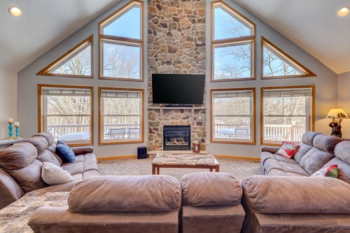 Stunning 6 bdrm Pocono Chalet, game room, Hot Tub & 2 blocks to lake and pools.