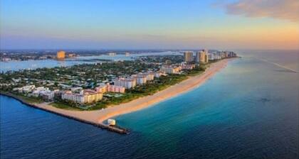 Professional 2 Bedroom Condo on Singer Island, FL. FREE parking. Beach 5 min.