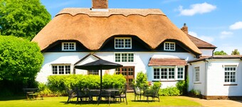 Thatched Cottage with Secure Garden, Dog & Family Friendly!