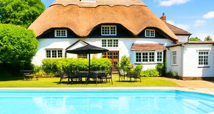 Cottage with Pool & Garden, Groups & Dog Friendly! Chichester Holiday Properties