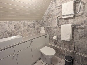 وحدات دش مع أحواض استحمام، مجففات شعر، مناشف