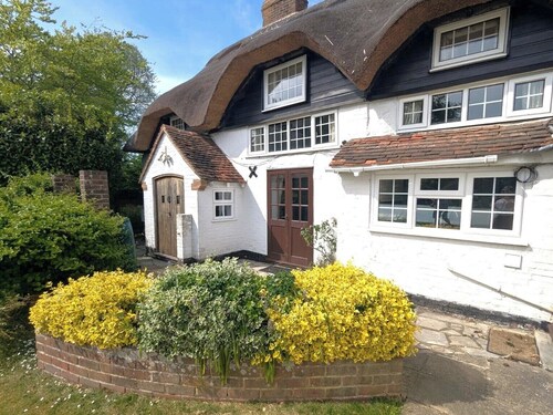 Thatched Cottage with Secure Garden, Dog & Family Friendly!