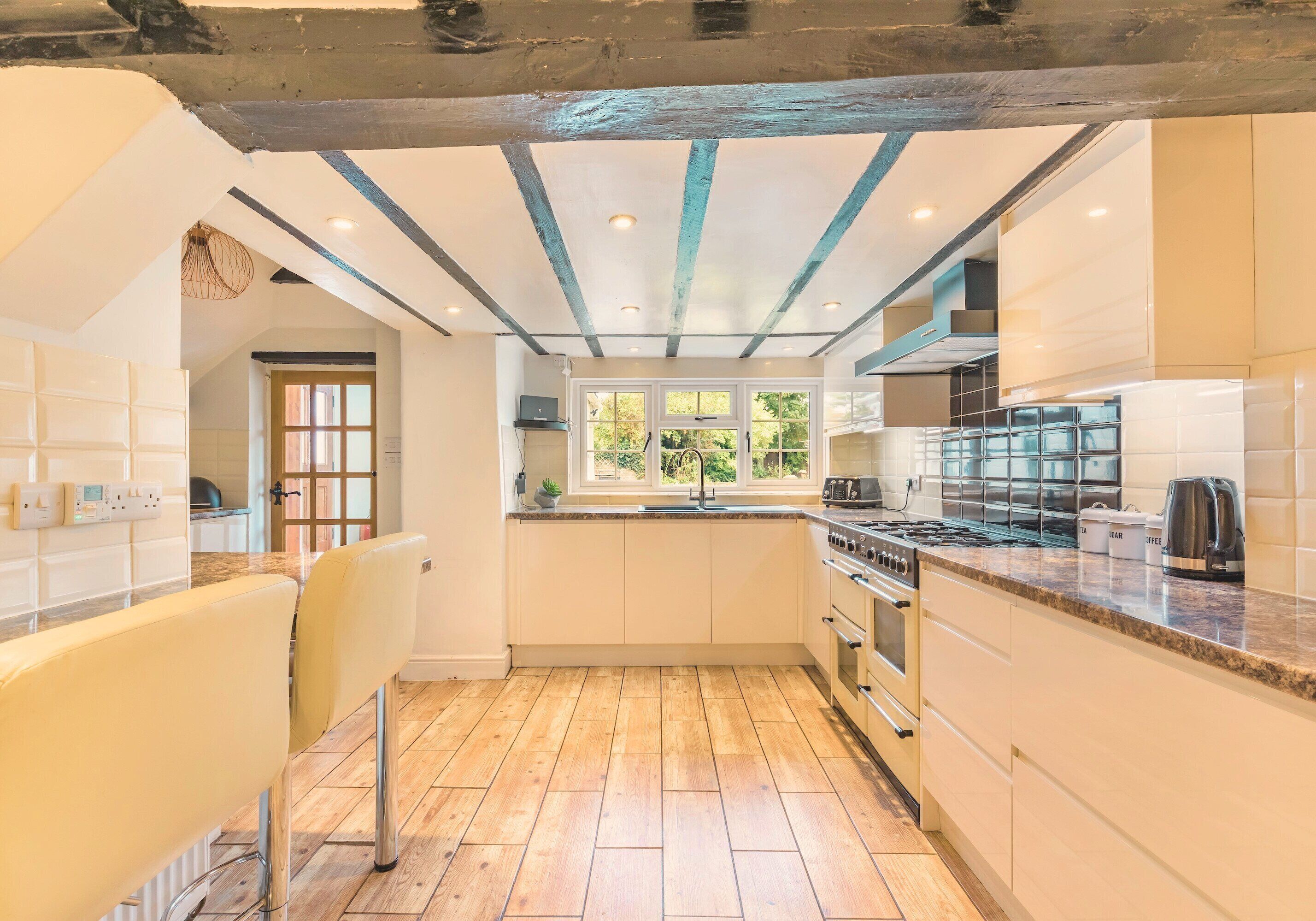 Kühlschrank, Mikrowelle, Ofen, Geschirrspüler