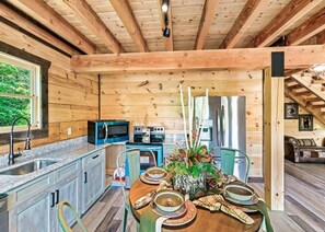 House, Multiple Beds (Red Cedar Lodge #396) | In-room dining