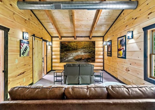 House, Multiple Beds (Red Cedar Lodge #396) | Living room