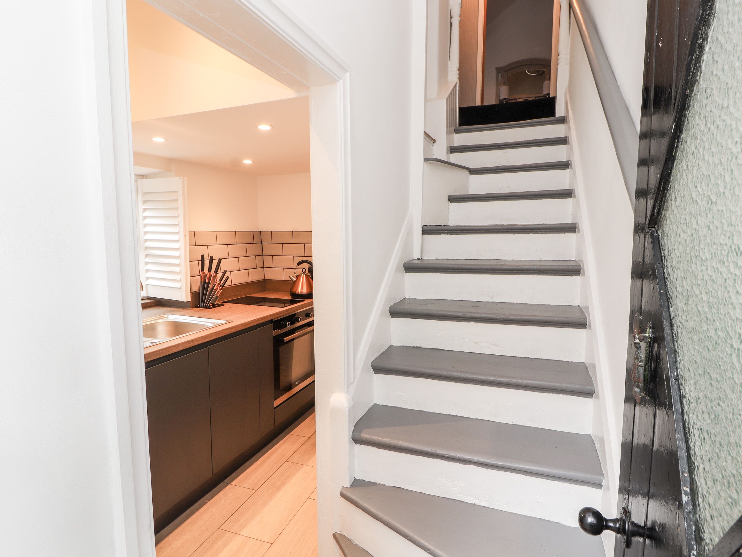 Cottage | Private kitchen | Fridge, electric kettle, toaster, cookware/dishes/utensils