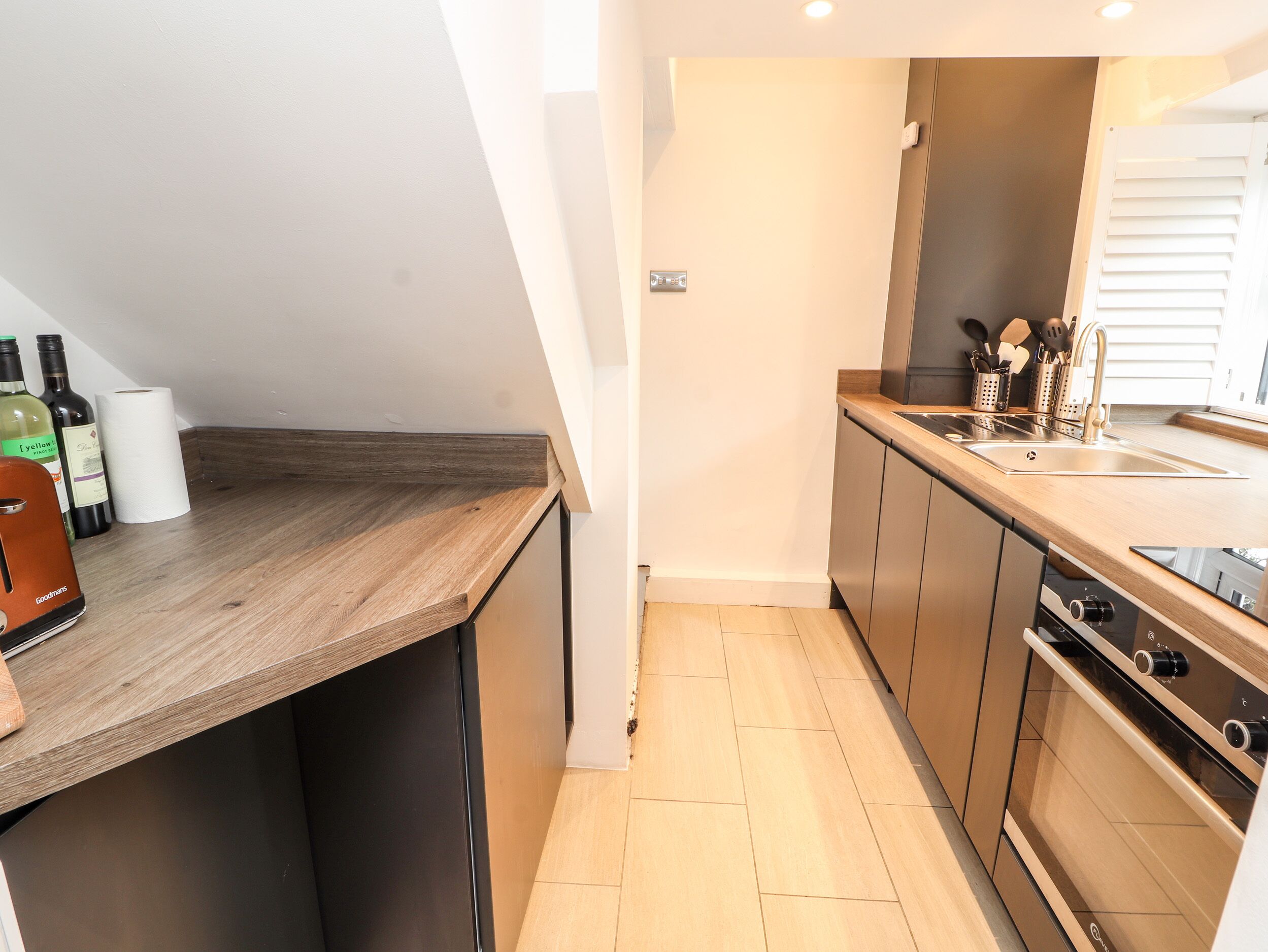 Cottage | Bếp riêng | Tủ lạnh, ấm điện, lò nướng bánh mì, dụng cụ nấu nướng/bát dĩa/dao nĩa 