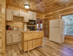 House, Multiple Beds (Suite Spot #242) | Private kitchen