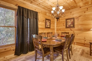 Dining - Suite Spot #242 (Pigeon Forge)