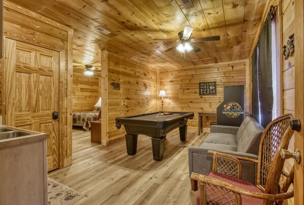 House, Multiple Beds (Suite Spot #242) | Games room