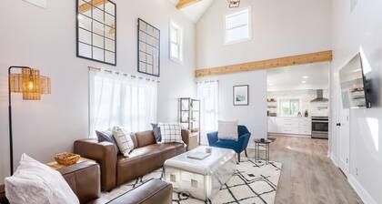 Beautiful 4BR/3BA Farmhouse Escape W/ Jacuzzi!