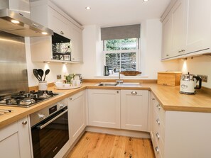 Cottage | Private kitchen | Fridge, dishwasher, electric kettle, toaster