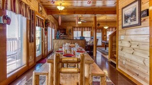 Hus, flere senger (Bear Foot Lodge #308) | Spiseområde